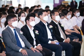 นายกสมาคม ร่วมแสดงความยินดี ในพิธีมอบประกาศนียบัตร นักเรียนผ ... Image 1