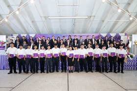 นายกสมาคม ร่วมแสดงความยินดี ในพิธีมอบประกาศนียบัตร นักเรียนผ ... Image 8