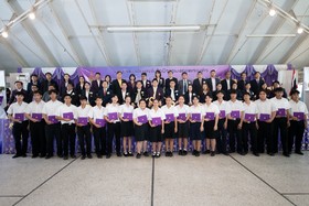 นายกสมาคม ร่วมแสดงความยินดี ในพิธีมอบประกาศนียบัตร นักเรียนผ ... Image 10