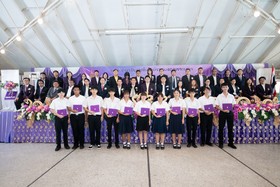 นายกสมาคม ร่วมแสดงความยินดี ในพิธีมอบประกาศนียบัตร นักเรียนผ ... Image 13