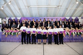 นายกสมาคม ร่วมแสดงความยินดี ในพิธีมอบประกาศนียบัตร นักเรียนผ ... Image 14